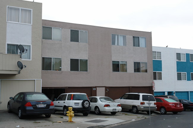 320 Susie Way in South San Francisco, CA - Foto de edificio - Building Photo