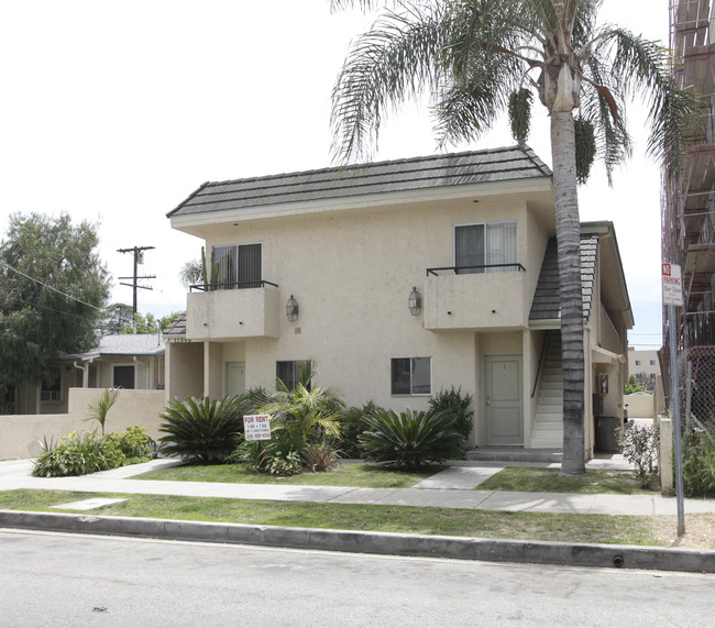 11308 Huston St in North Hollywood, CA - Foto de edificio - Building Photo