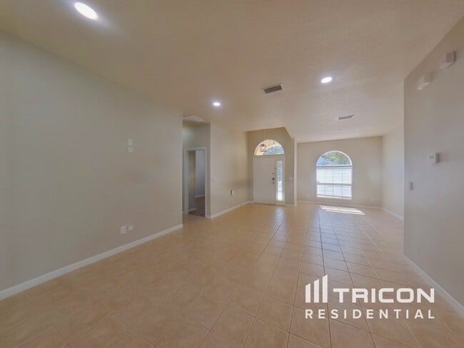 4907 Cape Hatteras Dr in Clermont, FL - Foto de edificio - Building Photo