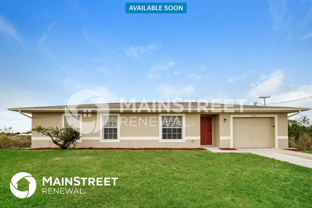 2302 Loraine Ave S in Lehigh Acres, FL - Foto de edificio