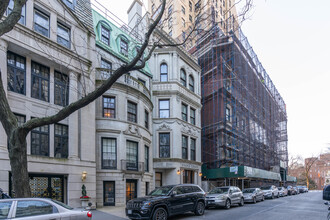 4 E 64th St in New York, NY - Building Photo - Building Photo