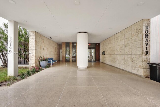 20100 W Country Club Dr in Aventura, FL - Foto de edificio - Building Photo