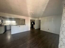 8117 Princess Jeanne Ave NE in Albuquerque, NM - Building Photo