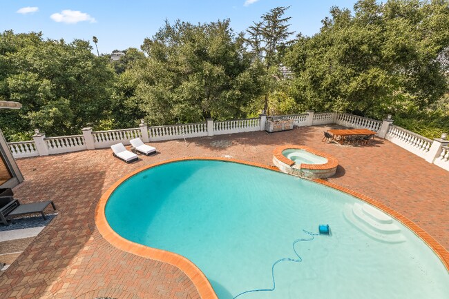 3200 Oakley Dr in Los Angeles, CA - Building Photo - Building Photo