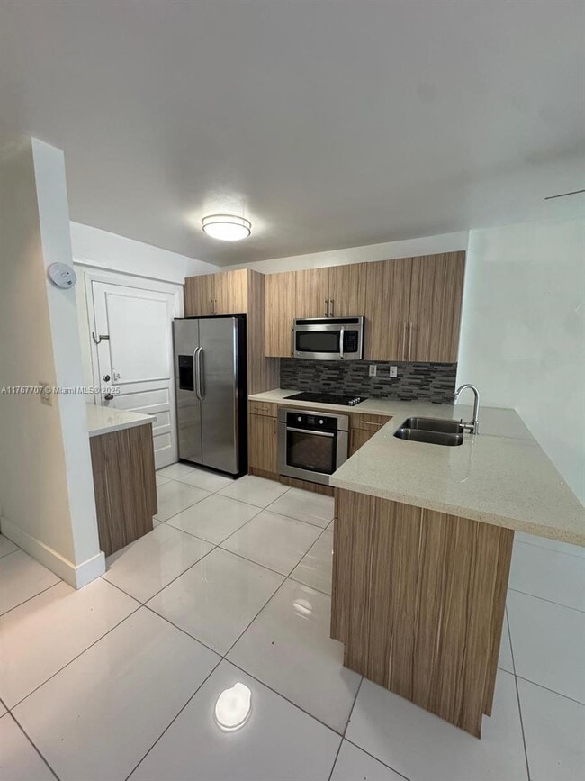 120 Royal Palm Rd in Hialeah, FL - Building Photo - Building Photo