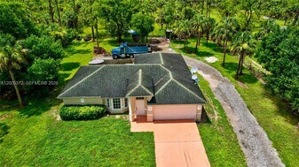 4081 14th Ave SE in Naples, FL - Building Photo