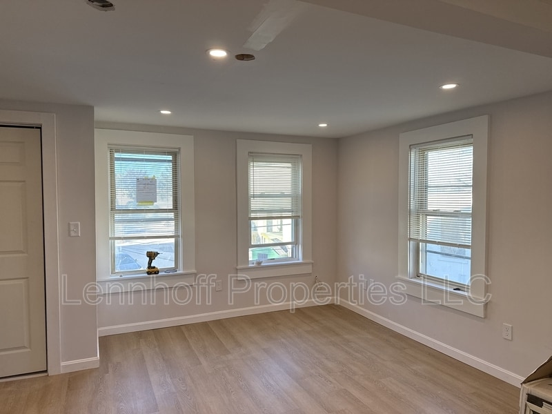 31 Hilton St in Framingham, MA - Building Photo