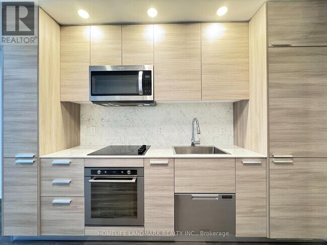 75 Canterbury Pl in Toronto, ON - Building Photo - Building Photo