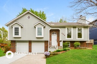 404 NE Station Dr in Lee's Summit, MO - Building Photo