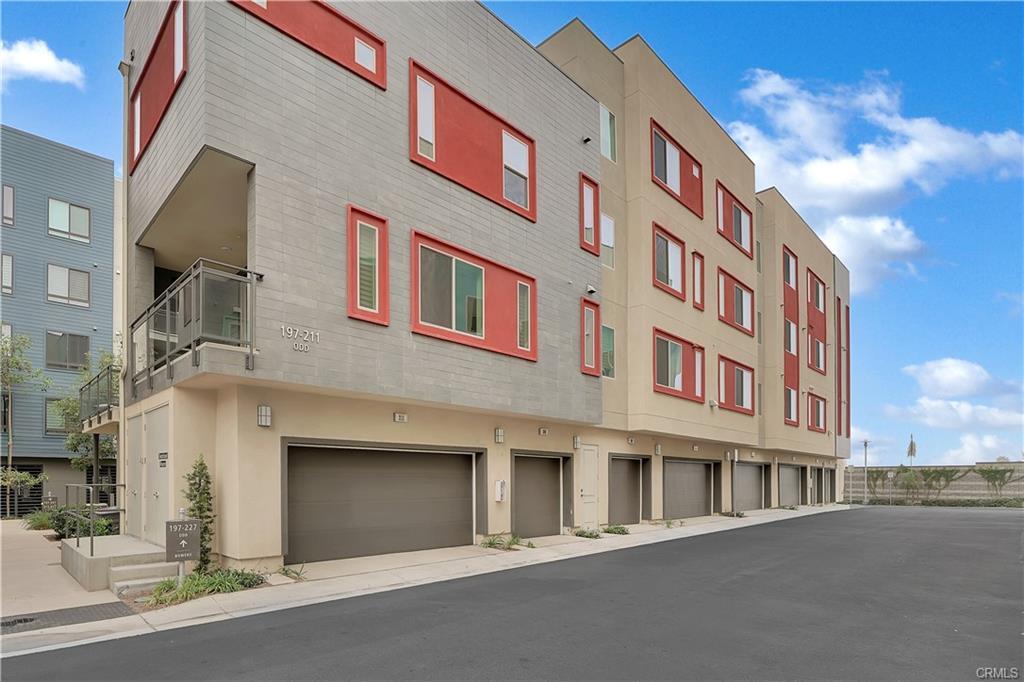 203 Bowery in Irvine, CA - Building Photo