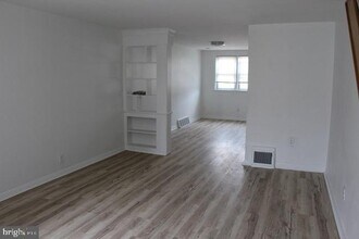 4084 W Ford Rd in Philadelphia, PA - Building Photo - Building Photo