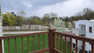 1675 Cedarwood Dr, Unit L in Westlake, OH - Foto de edificio - Building Photo