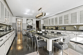 182 Franklin St in New York, NY - Building Photo - Interior Photo