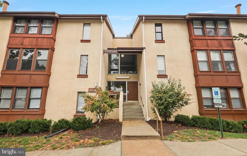 9647 White Acre Rd in Columbia, MD - Building Photo