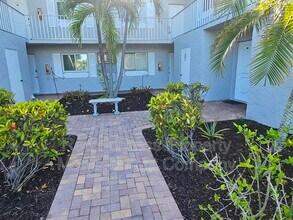8127 Country Rd, Unit #206 in Ft. Myers, FL - Foto de edificio - Building Photo