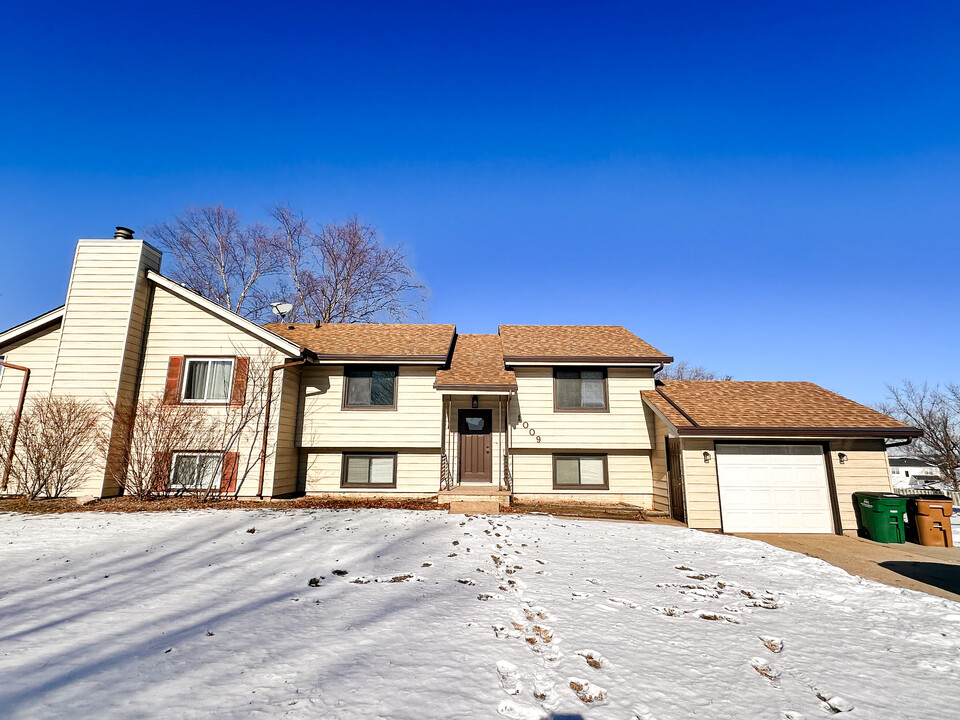 1009 Lyndale Dr in Polk City, IA - Building Photo