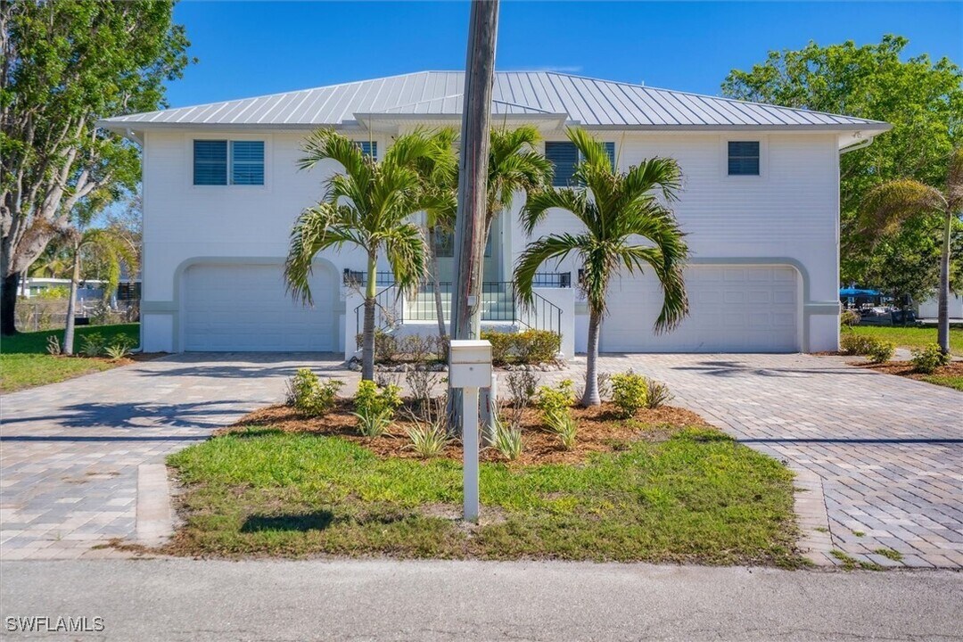 24534 Redfish St in Bonita Springs, FL - Building Photo