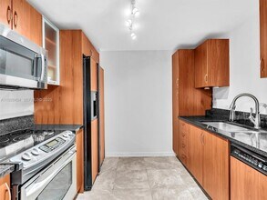 18800 NE 29th Ave, Unit 822 in Aventura, FL - Building Photo - Building Photo