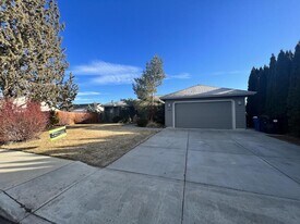 2360 NW 19th St in Redmond, OR - Building Photo