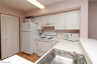 1190 Wildwood Lakes Blvd in Naples, FL - Building Photo - Building Photo