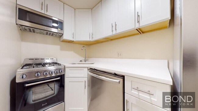 36 W 73rd St in New York, NY - Building Photo - Building Photo