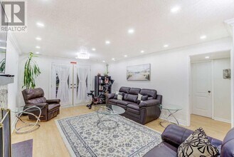 946 McBride Ave in Mississauga, ON - Building Photo - Building Photo