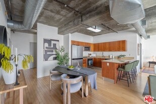645 W 9th St in Los Angeles, CA - Building Photo