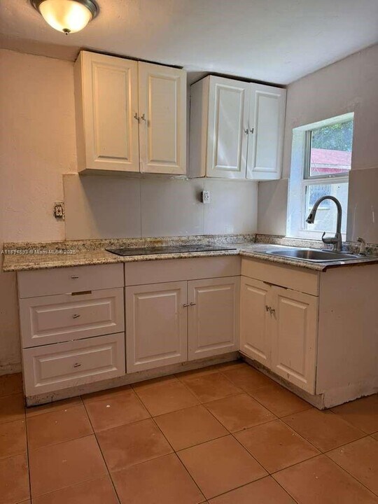1030 NW 106th St in Miami, FL - Building Photo