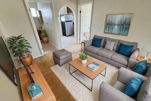 1341 N Bronson Ave, Unit 7 in Los Angeles, CA - Building Photo