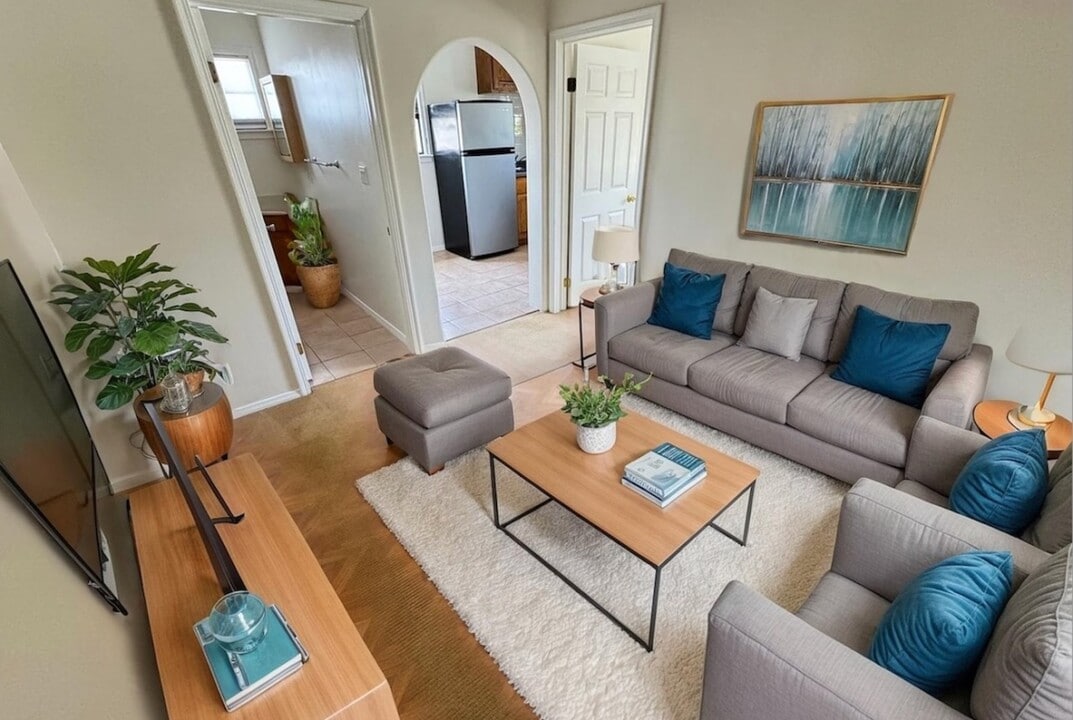1341 N Bronson Ave, Unit 7 in Los Angeles, CA - Building Photo