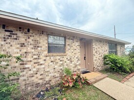 6101 Lake Joanne Dr in Pensacola, FL - Building Photo