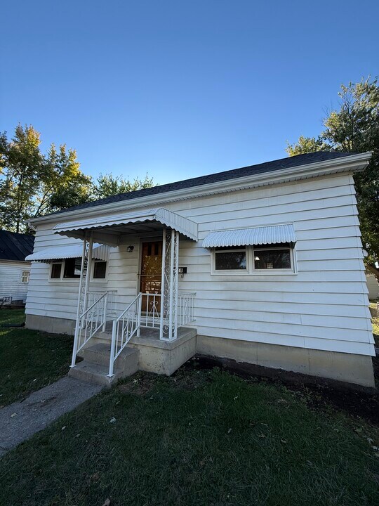 418 McKinley Ave in Piqua, OH - Building Photo