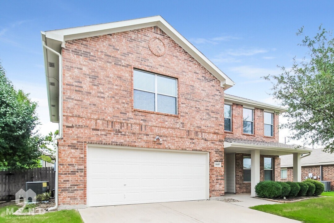 1645 Sequoia Dr in Krum, TX - Building Photo