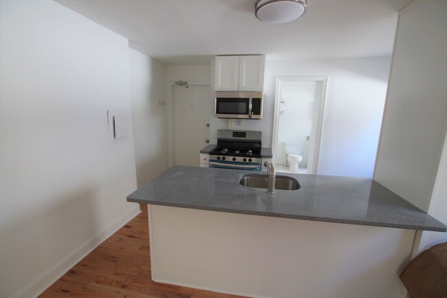 2004 Chestnut St in Philadelphia, PA - Building Photo - Building Photo