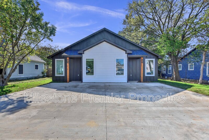 718 W Texas St in Denison, TX - Building Photo
