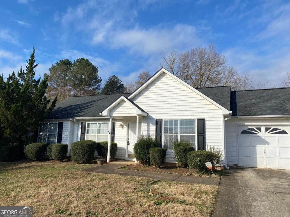 6153 Lauren Ln in Rex, GA - Foto de edificio