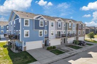 2526 NW Lois Ln in Ankeny, IA - Building Photo