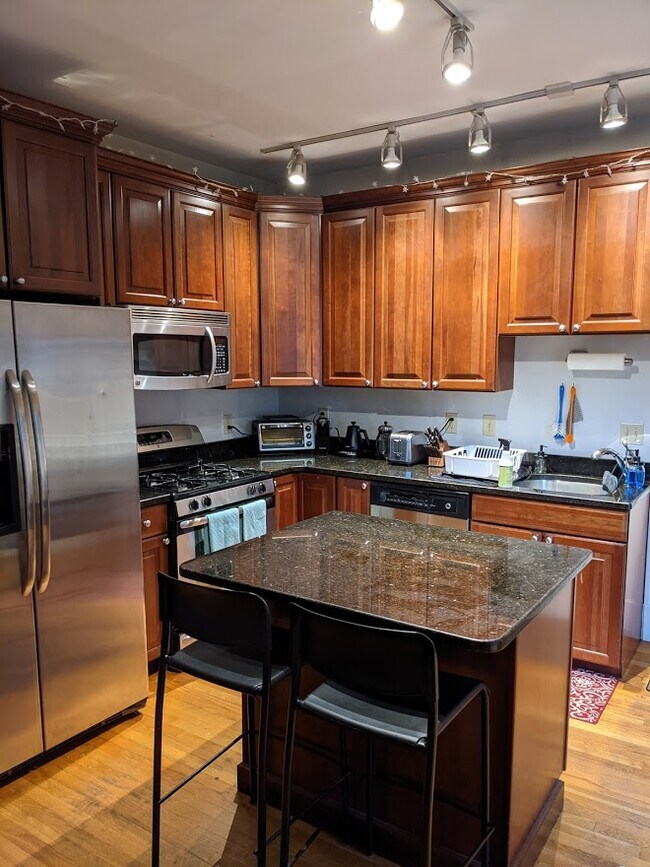 18 Otis St, Unit 1 in Watertown, MA - Foto de edificio - Building Photo