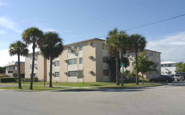 Milano Apartments in North Miami Beach, FL - Building Photo - Building Photo