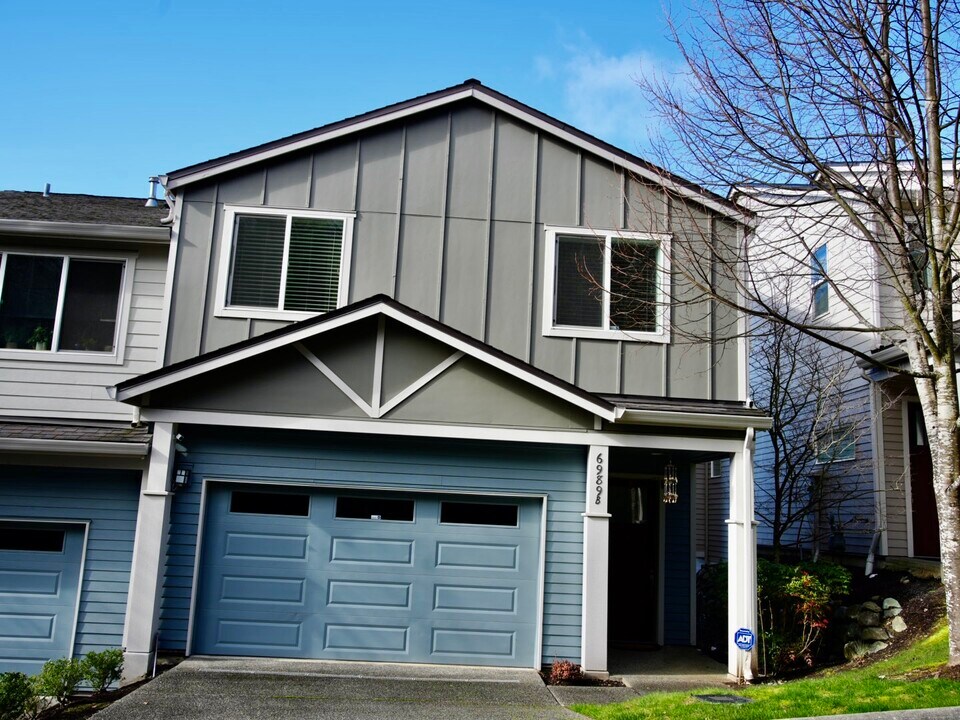 6989 134th Ct SE in Newcastle, WA - Building Photo