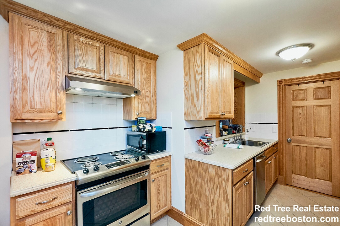 16 S Russell St, Unit A in Boston, MA - Building Photo