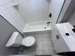 1018 W 8th St in Chester, PA - Foto de edificio - Building Photo