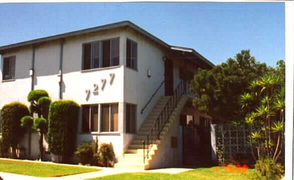 7277 W Manchester Ave in Los Angeles, CA - Foto de edificio