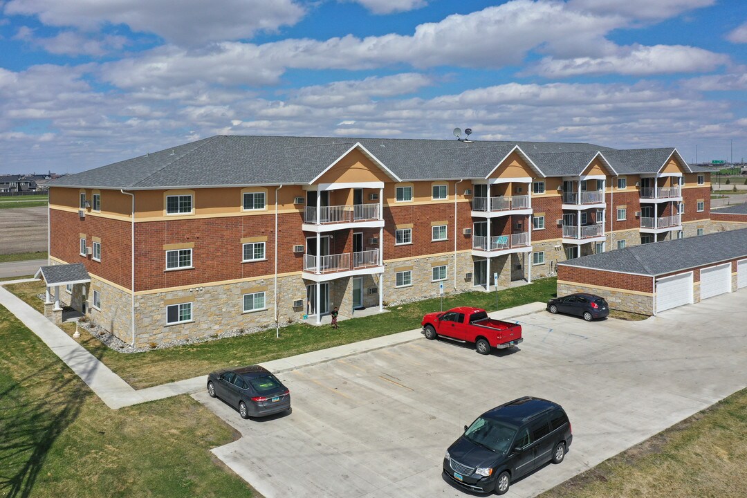 Whispering Pines in Fargo, ND - Foto de edificio