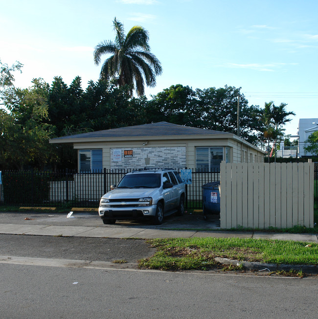 1080 NE 80th St in Miami, FL - Building Photo - Building Photo