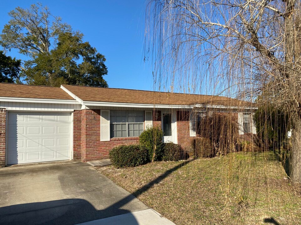 31 North St in Mary Esther, FL - Building Photo