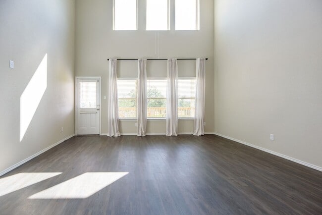 1609 Ranch House in New Braunfels, TX - Foto de edificio - Building Photo