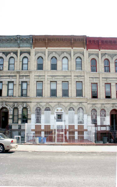 162 Pulaski St in Brooklyn, NY - Building Photo