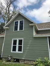 1326 W 4th St-Unit -#1 in Waterloo, IA - Building Photo - Building Photo