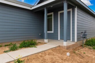 611 Whoopers Lp in Uhland, TX - Building Photo - Building Photo